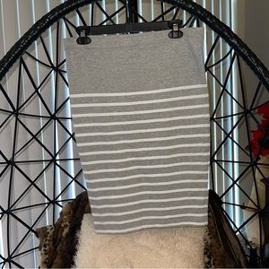 Women's Gap Pencil Skirt Size Medium Gray White Striped Elastic Waistband